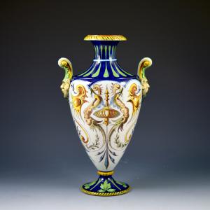 Vaso biansato com decoração de grotescos